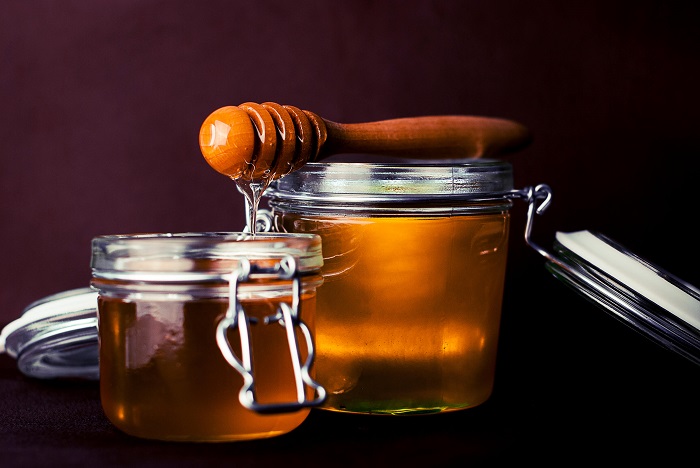 how to even skin tone naturally: honey