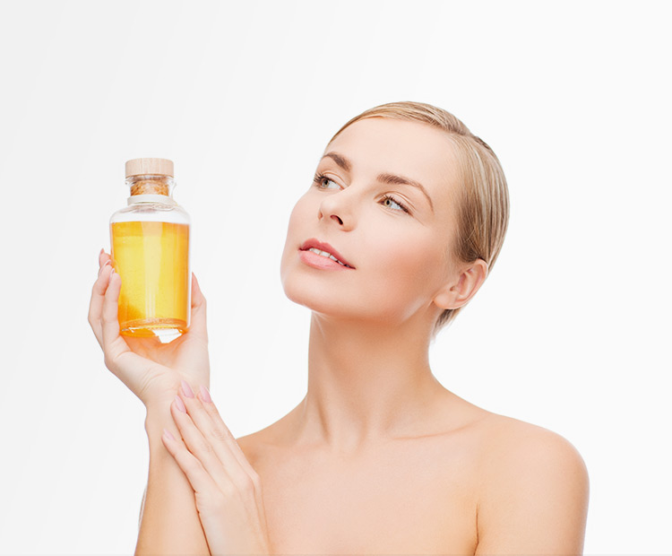 woman using essential oil for the skin